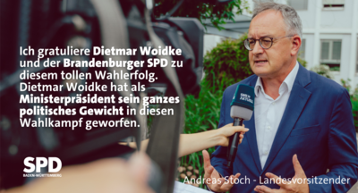 Andreas Stoch gibt ein TV-Interview. Links steht in weißer Schrift: Ich gratuliere Dietmar Woidke und der Brandenburger SPD zu diesem tollen Wahlerfolg. Dietmar Woidke hat als Ministerpräsident sein ganzes politisches Gewicht in diesen Wahlkampf geworfen.